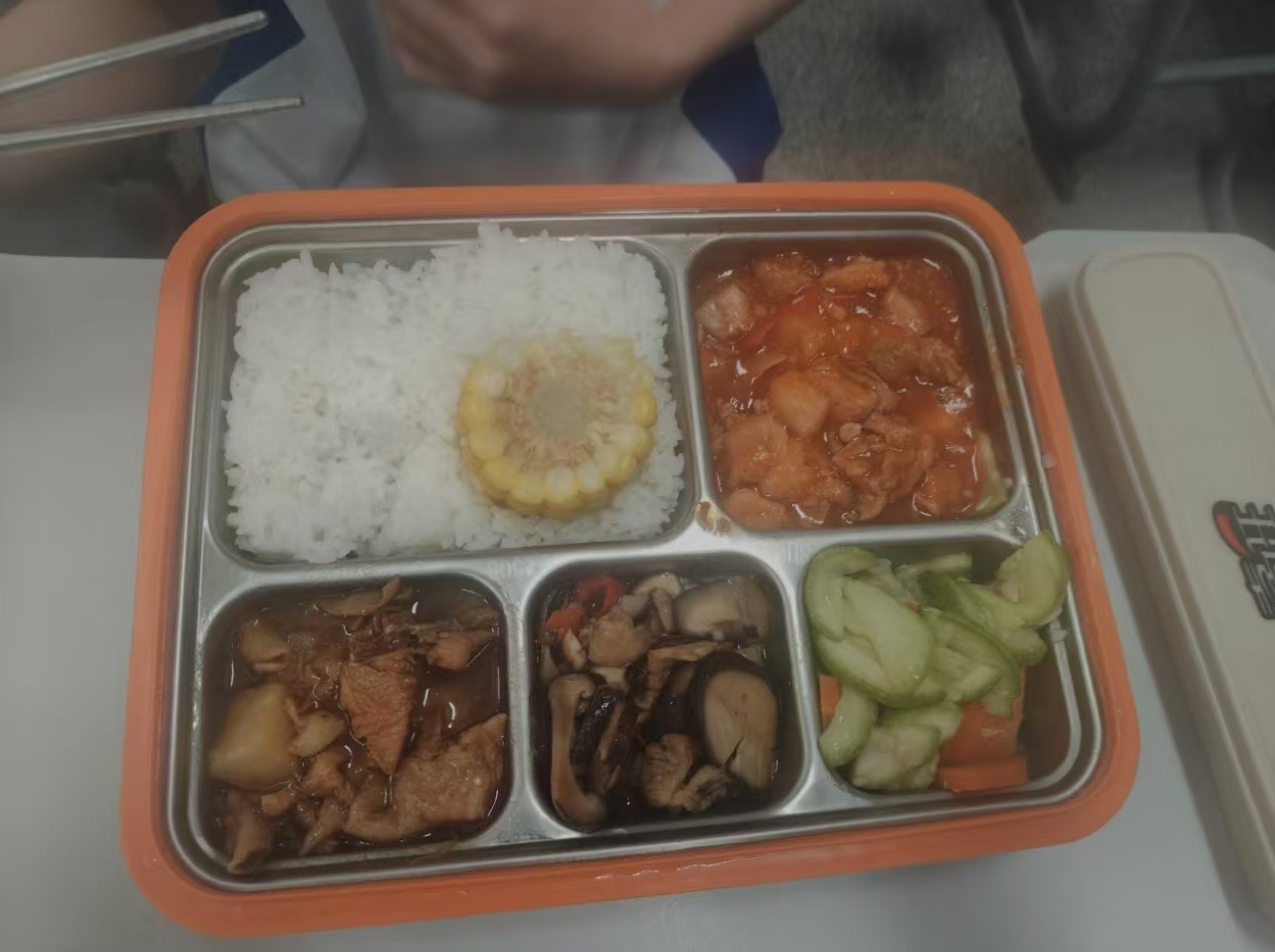 学校的饭菜真难吃