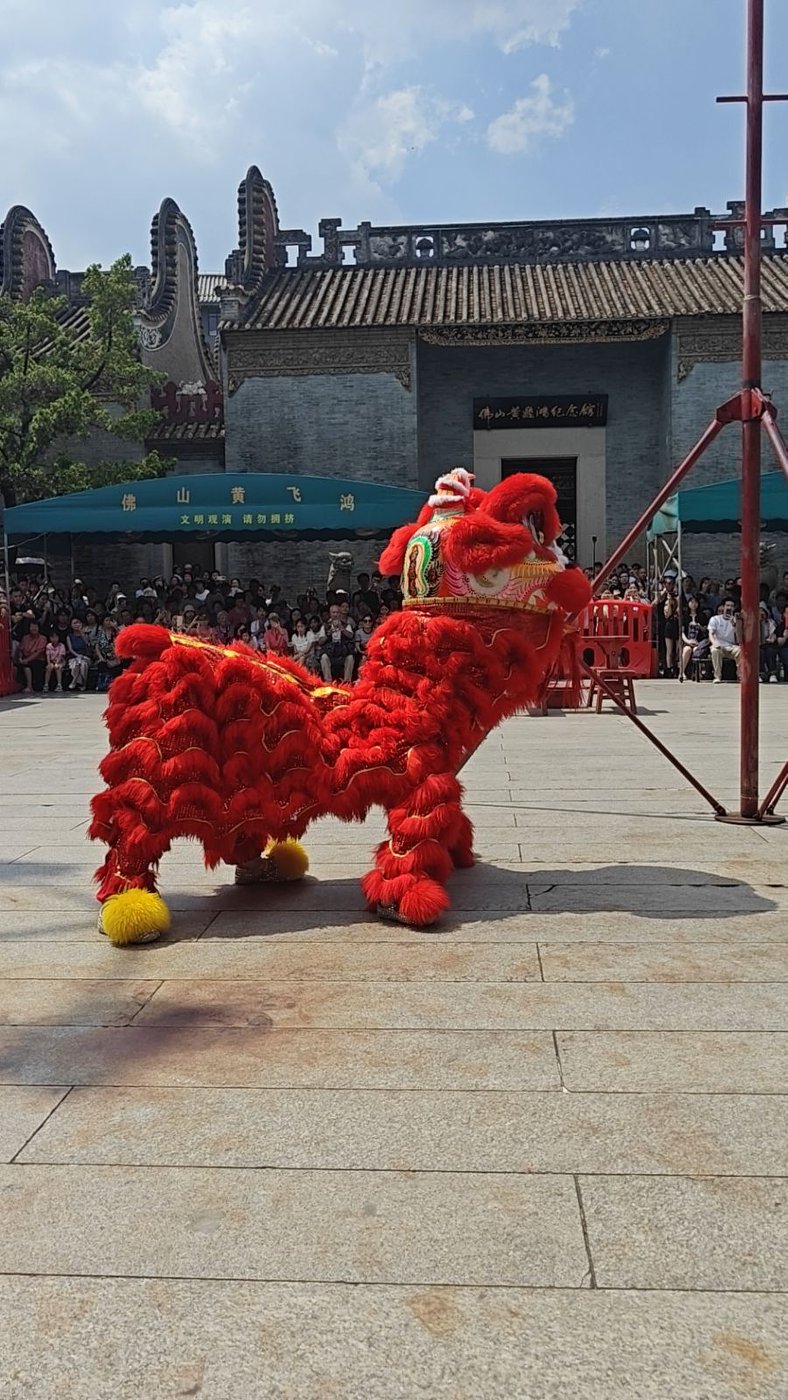 红狮巡游